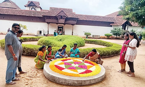 பொதுமக்கள் போராட்டத்தை தொடர்ந்து பத்மநாபபுரம் அரண்மனையில் ஓணம் விழா தொடங்கியது