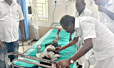 ஆஸ்பத்திரியில் சிகிச்சை பெற்று வரும் மாணவிகளை முருகேசன் எம்.எல்.ஏ. சந்தித்து ஆறுதல் கூறினார்.&nbsp;