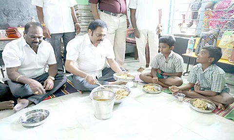 காட்பாடி அரசு பள்ளிகளில் காலை உணவு வழங்கும் திட்டத்தை கதிர் ஆனந்த் எம்.பி. ஆய்வு