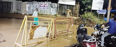 மழைநீர் தேங்கி கிடக்கும் சாலை பேரிகார்டு கொண்டு அடைக்கப்பட்டுள்ளது.
