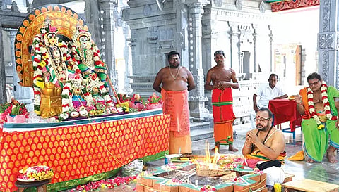 சிவாச்சாரியார்கள் செல்லாண்டியம்மன் கோவிலில் வேத மந்திரம் ஓதிய போது எடுத்த படம்.