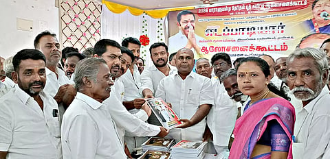அ.தி.மு.க. சார்பில் 2024 நாடாளுமன்றத்தேர்தல் பூத் கமிட்டி ஆலோசனை கூட்டத்தில் முன்னாள் அமைச்சர்  ஆர்.பி.உதயகுமார் படிவங்களை வழங்கினார்.