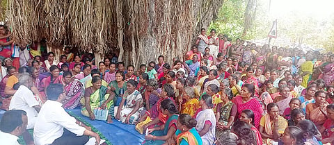 பொதுமக்களிடம் கலெக்டர் விஷ்ணு சந்திரன் உரையாடிய காட்சி.
