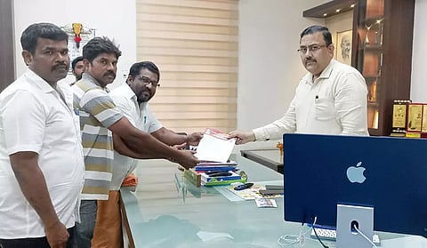 தென்காசி மாவட்டத்தில் பட்டுப்போன பனை மரங்களுக்கு நிவாரணம் வழங்க வேண்டும்  - கலெக்டரிடம் மனு