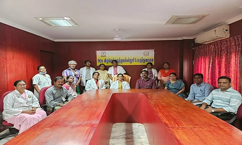 அறுவை சிகிச்சை செய்த விழுப்புரம் அரசு மருத்துவக் கல்லூரி டீன் கீதாஞ்சலி தலைமையிலான மருத்துவ குழுவினர்.&nbsp;