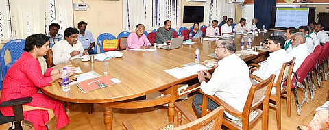 &nbsp;நீர் நிலைகள் பாதுகாப்பு குழு கூட்டத்தில் கலெக்டர் ஆஷா அஜீத் மற்றும் அதிகாரிகள் கலந்து கொண்டனர்.
