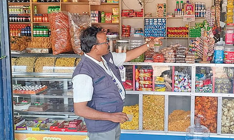 ஜிட்டாண்டஅள்ளியில் உள்ள ஒரு பேக்கரி கடையில் உணவு பாதுகாப்புத்துறை அதிகாரி ஆய்வு செய்த காட்சி.