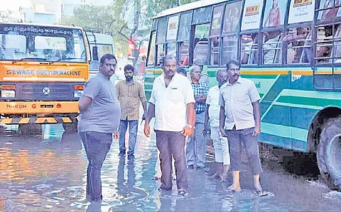 தூத்துக்குடியில் மழைநீர் தேங்கிய இடங்களை மேயர் ஜெகன் பெரியசாமி, கமிஷனர் தினேஷ்குமார் ஆகியோர் ஆய்வு மேற்கொண்ட காட்சி.&nbsp;