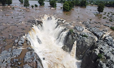 ஒகேனக்கல்லில் நீர்வரத்து  இன்று காலை 8 மணி நிலவரப்படி 9 ஆயிரம் கனஅடியாக வந்தது. ஐந்தருவியில் தண்ணீர் சீறிப்பாய்ந்து கொட்டுவதை படத்தில் காணலாம்.
