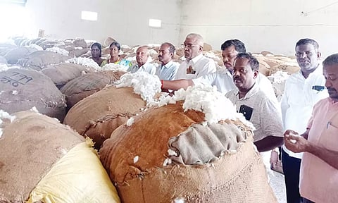பருத்தி ஏலம் நடைபெற்றது.
