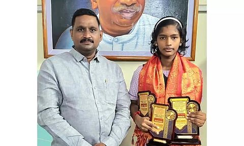 புதுச்சேரி மாநில கோஜூரியோ கராத்தே சங்க மாநில செயலாளர் கராத்தே சுந்தர்ராஜன் ஆகியோரை&nbsp; மாணவி நேரில் சந்தித்து வாழ்த்து பெற்ற காட்சி.