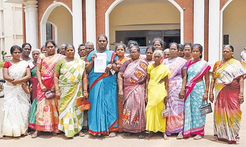 கலெக்டர் அலுவலத்திற்கு மனு அளிக்க வந்த பெண்கள்.
