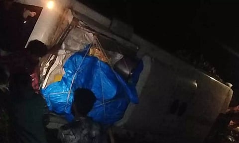 மேட்டுப்பாளையம் அருகே சுற்றுலா பஸ் கவிழ்ந்து விபத்து: கணவன்-மனைவி பலி