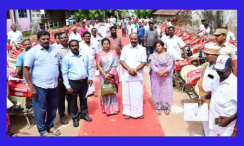 விவசாயிகளுக்கு மானிய விலையில் எந்திரங்கள் வழங்கும் நிகழ்ச்சியில் அமைச்சர் பெரியகருப்பன், கலெக்டர் ஆஷா அஜீத் உள்ளனர்.