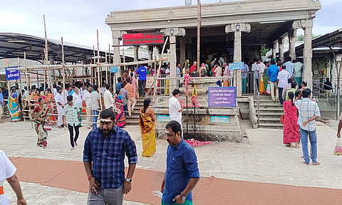 சென்னிமலை முருகன் கோவிலில் ஏராளமான பக்தர்கள் சாமி தரிசனம்