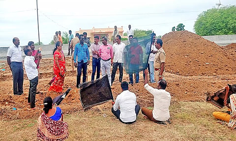 குடும்பத்தினருடன் தர்ணாவில் ஈடுபட்ட வக்கீல்.