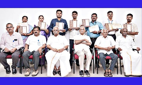 மன்னர் திருமலை நாயக்கர் கல்லூரியில் நடைபெற்ற முப்பெரும் விழாவில் விருது வழங்கி கவுரவிக்கப்பட்ட பேராசிரியர்களுடன் கல்லூரி நிர்வாகத்தினர் உள்ளனர்.