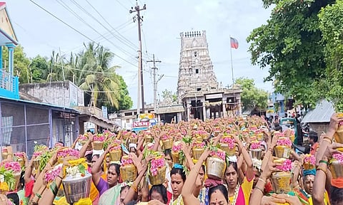 பண்ருட்டி அடுத்த தட்டாஞ்சாவடி காளியம்மன் கோவில் செடல் உற்வசத்தை  முன்னிட்டு இன்று 1008 பால்குட ஊர்வலம் நடந்தது.