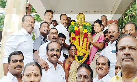 வ.உ.சிதம்பரனார் சிலைக்கு அமைச்சர் கீதாஜீவன் மாலை அணிவித்து மரியாதை செலுத்தினார்.