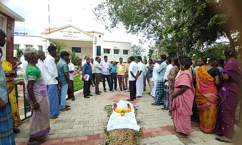 பாடை கட்டி பொதுமக்கள் நூதன போராட்டம்