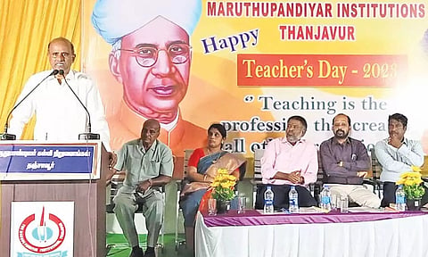 தஞ்சை கல்லூரியில் ஆசிரியர் தினவிழா கொண்டாடப்பட்டது.