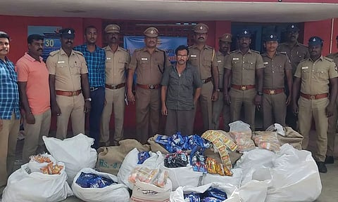 மீஞ்சூர் அருகே  குட்கா பதுக்கி விற்பனை செய்தவர் கைது