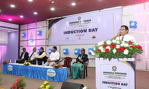 கல்லூரி முதல்வர் மலர்க்கண் வரவேற்று பேசிய காட்சி.&nbsp;