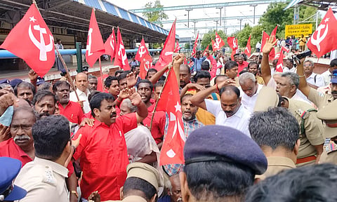 திண்டுக்கல்லில் ரெயில் மறியல் போராட்டம் நடத்தியவர்களை போலீசார் அப்புறப்படுத்திய காட்சி.