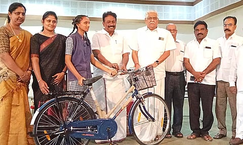 பள்ளி மாணவர்களுக்கு இலவச சைக்கிள்கள்