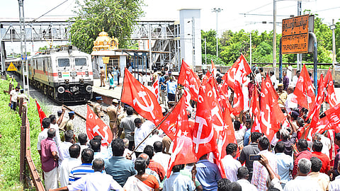 கடலூர் திருப்பாதிரிப்புலியூர் ெரயில் நிலையத்தில் மார்க்சிஸ்டு கம்யூனிஸ்டு  கட்சியினர் சோழன் எக்ஸ்பிரஸ் ெரயிலை மறித்து போராட்டத்தில் ஈடுபட்டனர்.
