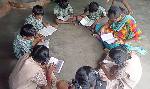 இல்லம் தேடி கல்வி மையங்களில் தருமபுரி வாசிக்கிறது நிகழ்வில் மாணவர்கள் புத்தகங்களை வாசித்த காட்சி.
