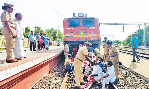 ரெயில் மறியலில் ஈடுப்பட்ட மார்க்சிஸ்ட் கம்யூனிஸ்ட்  கட்சியினர்.
