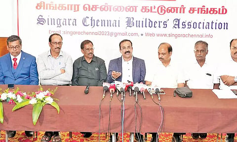 உயர்த்தப்பட்ட பல்வேறு பதிவு கட்டணங்களின் உயர்வை மறுபரிசீலனை செய்ய வேண்டும்- கட்டுனர் சங்கம் வலியுறுத்தல்