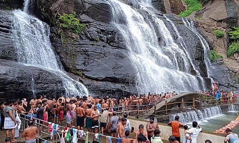 குற்றாலம் அருவிகளில் குளிக்க திரண்ட சுற்றுலா பயணிகள்