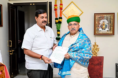 ெடல்லியில், மத்திய சட்டத்துறை  மந்திரி அர்ஜூன் ராம் மேக்வாலிடம், அசோக்பாபு எம்.எல்.ஏ., மனு அளித்த காட்சி.
