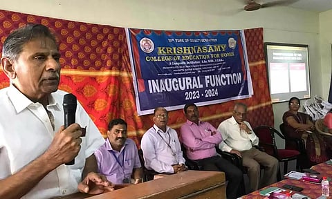 கிருஷ்ணசாமி பெண்கள் கல்வியல் கல்லூரி முதலாம் ஆண்டு தொடக்க விழாவில் கல்லூரி தாளாளர் டாக்டர் ராஜேந்திரன் பேசிய போது எடுத்த படம்.