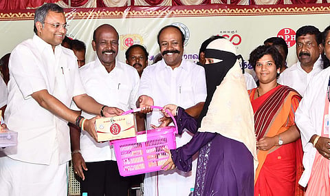 பிரான்மலையில் நடந்த விழாவில் அமைச்சர்கள் பெரியகருப்பன், சுப்பிரமணியின் ஆகியோர் பயனாளிகளுக்கு நலத்திட்ட உதவிகளை வழங்கினர். அருகில் கலெக்டர் ஆஷா அஜீத், கார்த்தி சிதம்பரம் எம்.பி., மாங்குடி எம்.எல்.ஏ. ஆகியோர் உள்ளனர்.