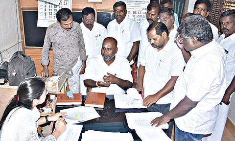 திருமங்கலத்தில் நடந்த வளர்ச்சிப்பணிகள் குறித்த ஆய்வுக்கூட்டத்தில் ஆர்.பி.உதயகுமார் எம்.எல்.ஏ. கலந்து கொண்டார்.&nbsp;
