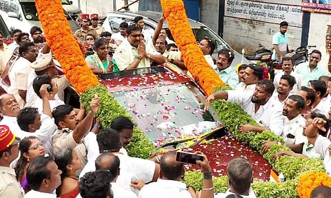 கிரேன் மூலம் 60 அடி மாலை&nbsp;