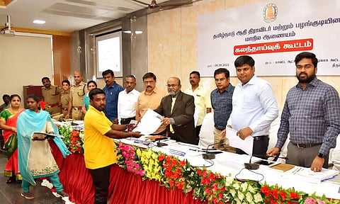 &nbsp;கூட்டத்தில் வன்கொடுமை தடுப்பு சட்டத்தின் கீழ் பதியப்பட்ட வழக்கில் பாதிக்கப்பட்டவர்களுக்காக வழங்கப்படக்கூடிய நிவாரணத் தொகையை ஆணையத் தலைவர் சிவக்குமார் வழங்கினார்.