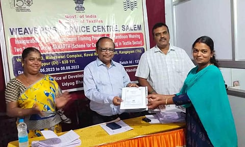 பயிற்சி முடித்தவர்களுக்கு சான்றிதழ் வழங்கப்பட்டக் காட்சி.
