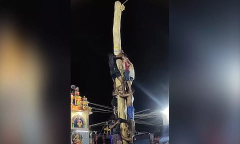 கோவில் திருவிழாவில் வழுக்கு மரம் ஏறிய இளைஞர்கள்.