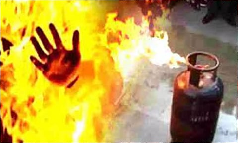 வயது முதிர்ந்த சகோதரிகளை உயிரோடு எரித்துக்கொன்ற பெயிண்டர்