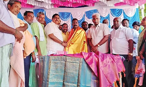 பதவியேற்ற நிர்வாகிகளுக்கு அமைச்சர் நமச்சிவாயம் சால்வை அணிவித்து வாழ்த்து தெரிவித்த காட்சி.&nbsp;&nbsp;