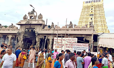 விடுமுறை நாளான இன்று பக்தர்களின் வருகை குறைந்த அளவே காணப்பட்டது.&nbsp;