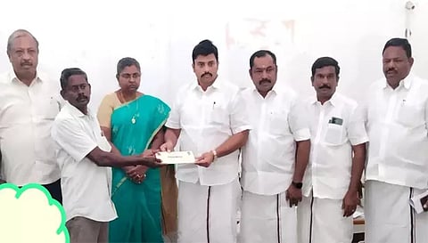 ஜேடர்பாளையம் அருகே   கொலை செய்யப்பட்ட பெண்ணின்  கணவர் விவேகானந்தனிடம் ரூ.3 லட்சத்திற்கான காசோலையை அமைச்சர் மதிவேந்தன் வழங்கிய போது எடுத்த படம்.