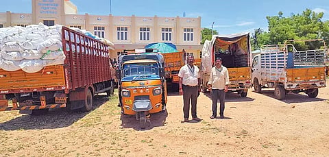 பறிமுதல் செய்யப்பட்ட வாகனங்களை படத்தில் காணலாம்.