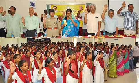 வாலாஜா அரசு மகளிர் கல்லூரியில் சாலை பாதுகாப்பு விழிப்புணர்வு கருத்தரங்கம்