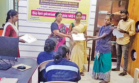 உறுதி மொழி ஏற்று தூய்மை பணியாளருக்கு நற்சான்றிதழ் வழங்கப்பட்டது.
