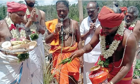 கோபுர கலசத்திற்கு புனிதநீர் ஊற்றபடுவதை படத்தில் காணலாம்.
